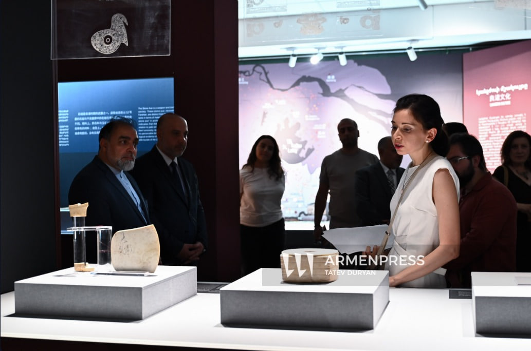ՀՀ-ում ԻԻՀ դեսպանության մշակույթի կենտրոնի ղեկավար պրն․ Մոհամմադ Ասադի Մովահեդն այցելել է «Լյանչժուի դարաշրջան. ծիսական կարգի աշխարհը» ցուցահանդեսը